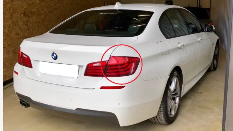 Réduction Feu arrière panneau latéral (coté au choix) pour BMW série 5 F10