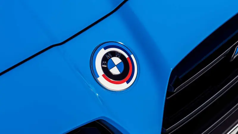 BMW emblème CAPOT 50 ans M (Ø 82mm / M) pour BMW Série 8 G14 G15 G16 Gran Coupé Super Prix