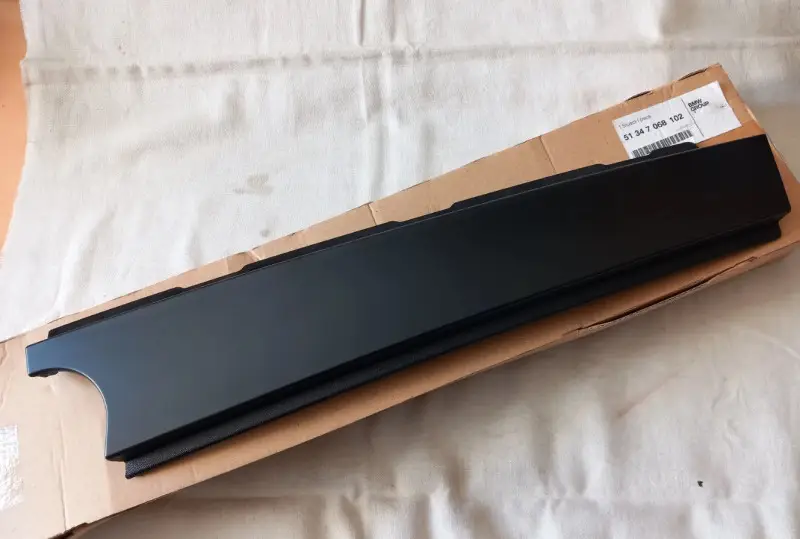 Solde Enjoliveur cadre de vitre ARRIERE montant B (coté au choix) pour BMW Série 1 E87